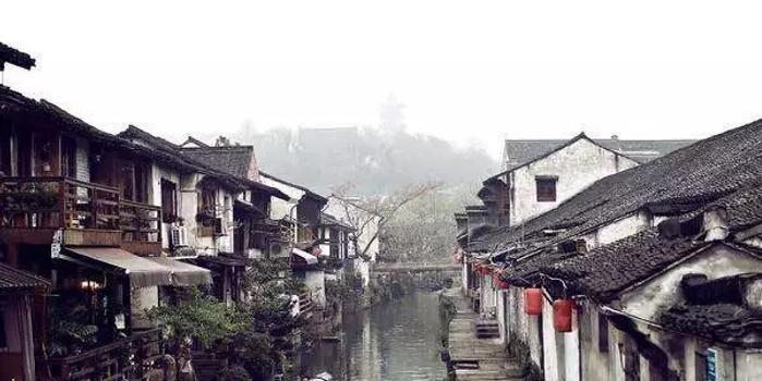 她被继母卖到青楼，也在青楼邂逅了此生挚爱